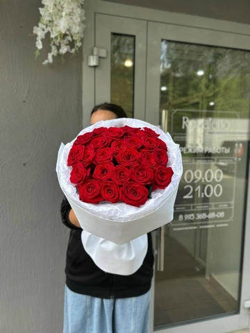 25 роз Red Naomi 60 см в оформлении