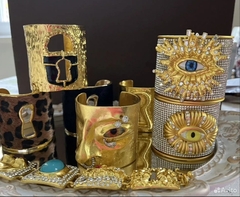 braslet-manzheta-shirokij-keyhole-v-stile-schiaparelli-matovoe-serebro-zoloto