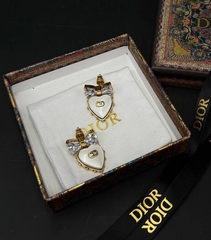 54058- Серьги-пусеты CDior с сердечком из перламутра из латуни в позолоте