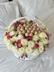 Цветочная корзина с клубникой в шоколаде