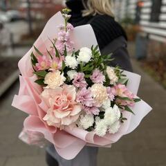 Букет из хризантем, французской розы, альстромерий и маттиолы