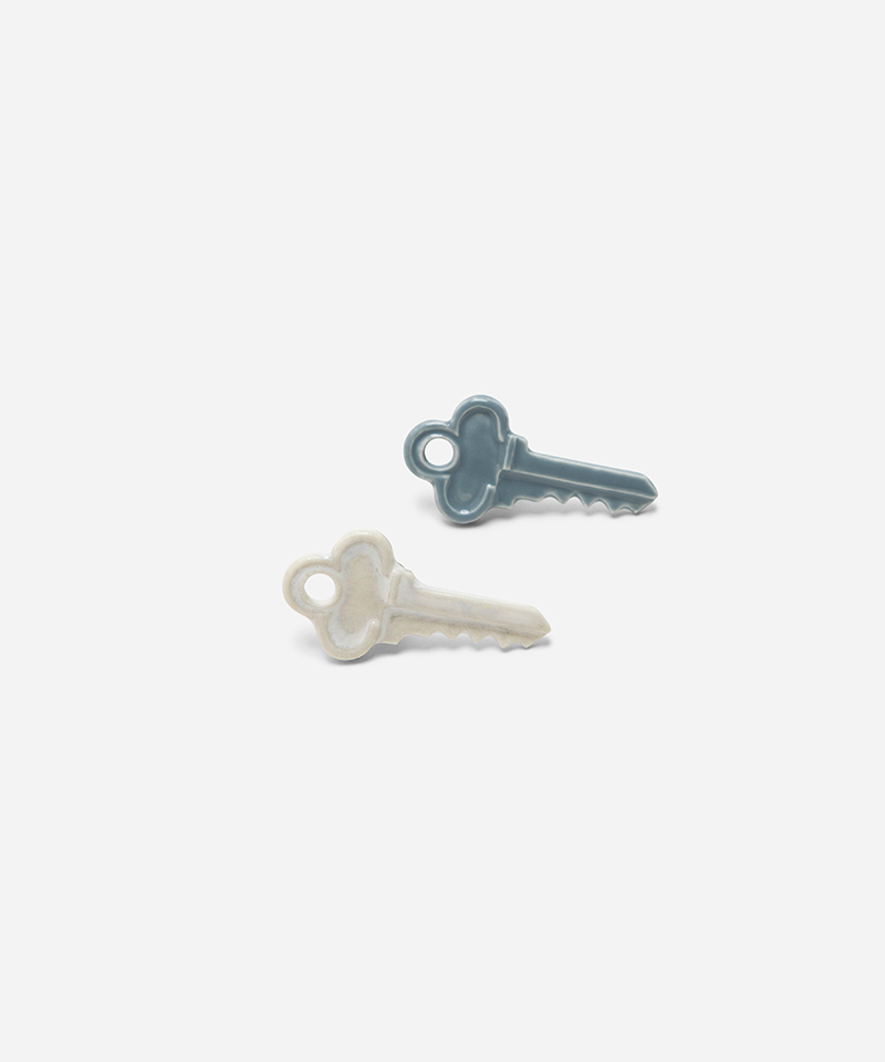 Брошь KEY GREY