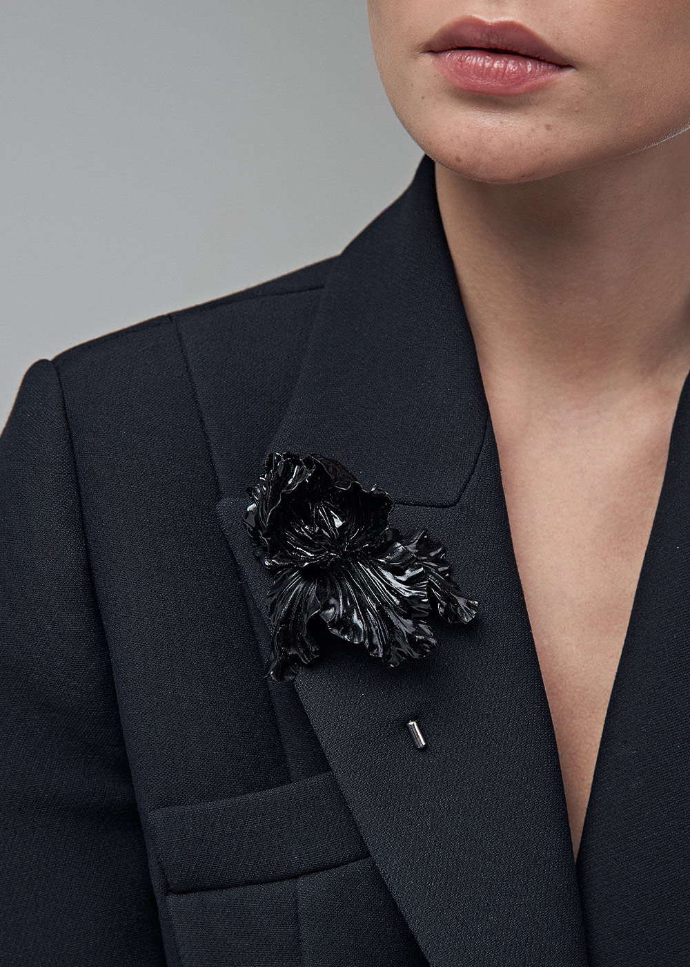 Брошь Big Brooch Ирис, черный