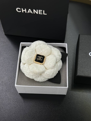 Твидовая белая брошь Chanel
