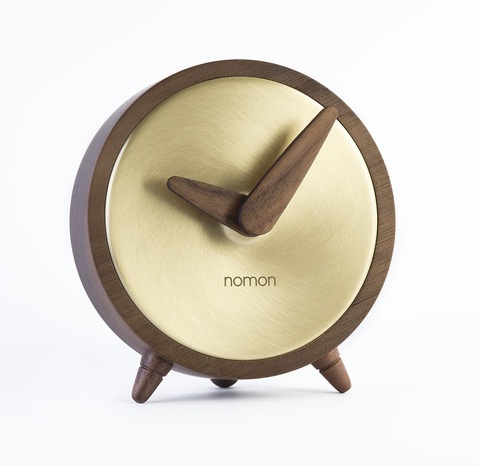 Фото: Часы Nomon Atomo Gold (корпус - орех/основание - латунь/стрелки - орех).  D=10см, H=10,5см - основной вид