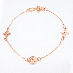 051546-braslet-monogram-iz-zolota-585-proby-s-podveskami-v-stile-lv