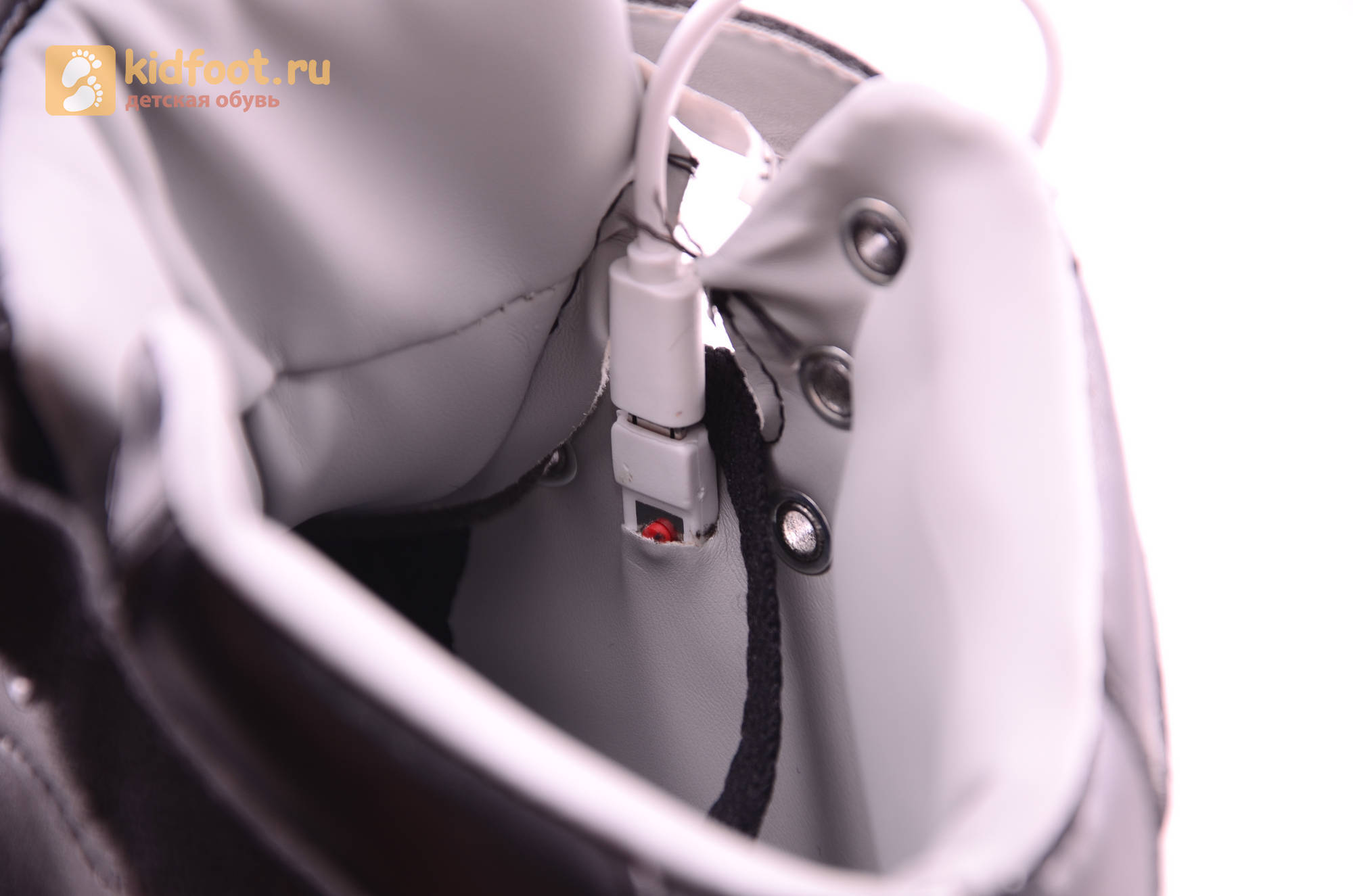 Светящиеся высокие кроссовки с USB зарядкой Fashion (Фэшн) на шнурках и липучках, цвет черный, светится вся подошва