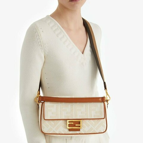 Сумка Fendi Baguette из холщовой ткани Ff белого цвета
