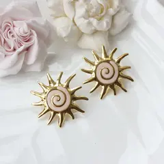 Серьги пусеты Солнце с эмалью, кремовый, 36 мм, сталь, позолота, СГ040