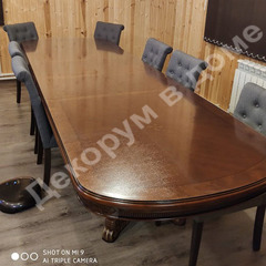 Скатерть рифленая на лакированном овальном столе