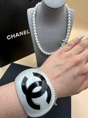 braslet-manzheta-shirokij-chanel-belyj-perlamutr-s-chernym-logo