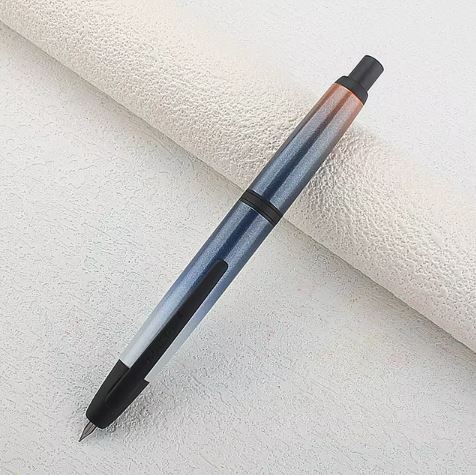 Перьевая ручка Jinhao 10 capless, Китай. Перо EF (0.4 мм) выдвигается нажатием на кнопку. Корпус металл. Цвет черно-голубой. Распродажа 3200 руб. Новинка!