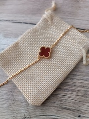 braslet-trendy-iz-serebra-v-limonnoj-pozolote-s-odnim-motivom-klever-serdolik