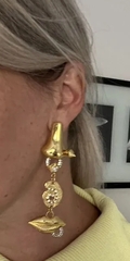 73322-dlinnye-asimmetrichnye-sergi-v-stile-schiaparelli-s-podveskami