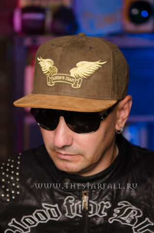 Robin's Jean | Бейсболка мужская OLIVE &amp; WHEAT SUEDE CAP GLD WINGS CAP1017 левый бок на модели