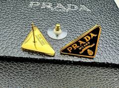 20248 - Серьги- пусеты треугольники PRADA с эмалью в позолоте