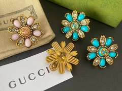 sergi-romashki-s-golubymi-rozovymi-vstavkami-cvet-bronza-gucci