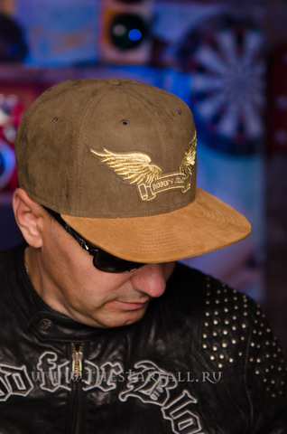 Robin's Jean | Бейсболка мужская OLIVE &amp; WHEAT SUEDE CAP GLD WINGS CAP1017 правый бок на модели