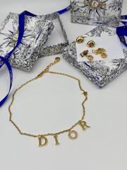 kole-cepochka-dior-s-podveskami-bukvami