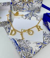 kole-cepochka-dior-s-podveskami-bukvami