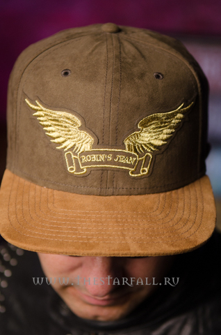 Robin's Jean | Бейсболка мужская OLIVE &amp; WHEAT SUEDE CAP GLD WINGS CAP1017 перед на модели