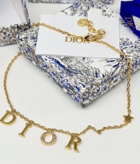 kole-cepochka-dior-s-podveskami-bukvami