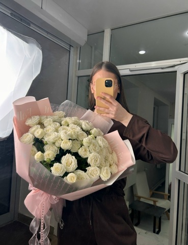 Шикарный букет из 20 веток кустовых роз 50 см