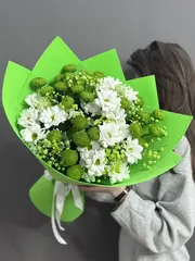 Букет из кустовых хризантем в зеленой гамме