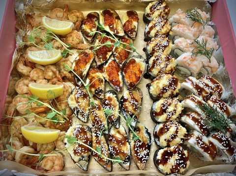 Бокс с морепродуктами и роллами (24шт)