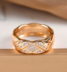 kolco-shirokoe-s-fianitami-chanel-kollekciya-coco-crush-rose-white-vgold