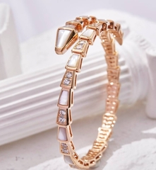 braslet-zmeya-serpenti-v-rozovoj-pozolote-s-perlamutrom-i-cirkonami-vgold