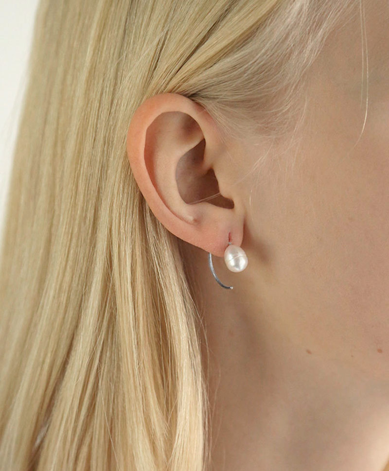 Серьги The Snail-Still Hour Pearl Hoops silver