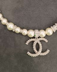 kole-choker-iz-zhemchuga-s-podveskoj-v-forme-logotipa-chanel