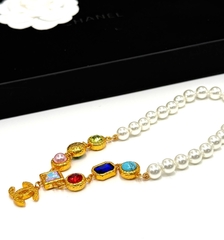 kole-choker-iz-zhemchuga-s-cvetnymi-kamnyami-chanel