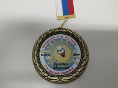 Изображение на белом металле