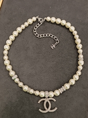 kole-choker-iz-zhemchuga-s-podveskoj-v-forme-logotipa-chanel