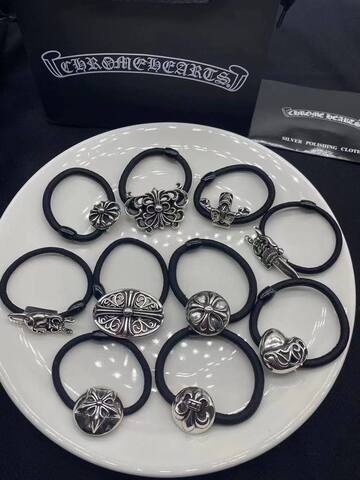 Резинка для волос с круглой подвеской Chrome hearts
