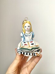 Ёлочная игрушка Алиса в стране чудес