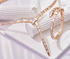 braslet-zmeya-serpenti-v-rozovoj-pozolote-s-perlamutrom-i-cirkonami-vgold