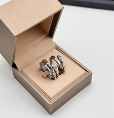 Кольцо ЗМЕЯ-SERPENTI одинарное с камнями на голове lux качество rose/white VGOLD