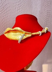 84588-kole-choker-lips-v-stile-schiaparelli
