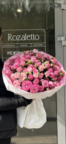 17 кустовых роз 50см в оформлении 🌸🥰