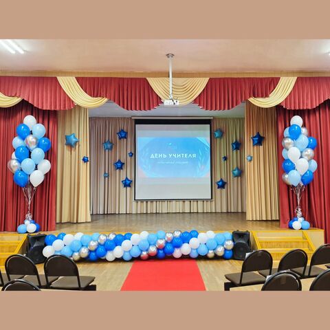 Оформление шарами зала в школе. Белая, серебрянная, синяя, голубая гамма