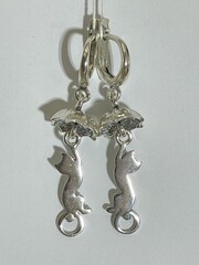 Кот с зонтиком (серьги из серебра)
