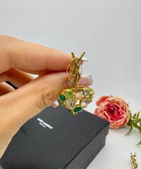 sergi-assimetrichnye-s-cvetnymi-vstavkami-new-collection-summer-2026-ysl