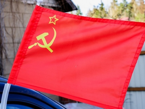 Купить флаг СССР на машину - Магазин тельняшек.руФлаг СССР 30х40 см с креплением на боковое стекло автомобиля в Магазине тельняшек