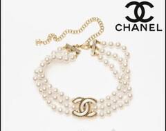 Колье-чокер CHANEL - нитки жемчуга трехрядное с лого