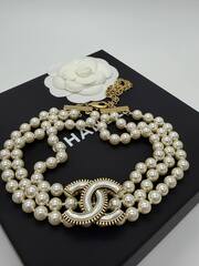Колье-чокер CHANEL - нитки жемчуга трехрядное с лого