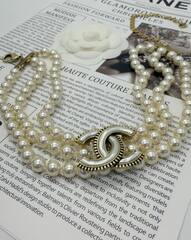 Колье-чокер CHANEL - нитки жемчуга трехрядное с лого
