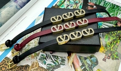 braslet-valentino-iz-kauchuka-s-tremya-podveskami-logotipami